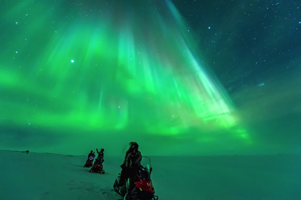 izlanda kuzey ışıkları kar motosikleti